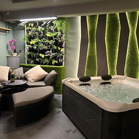 Leo Apartment Suite & Private Spa Zone - Old City Bratislava Bagian luar foto