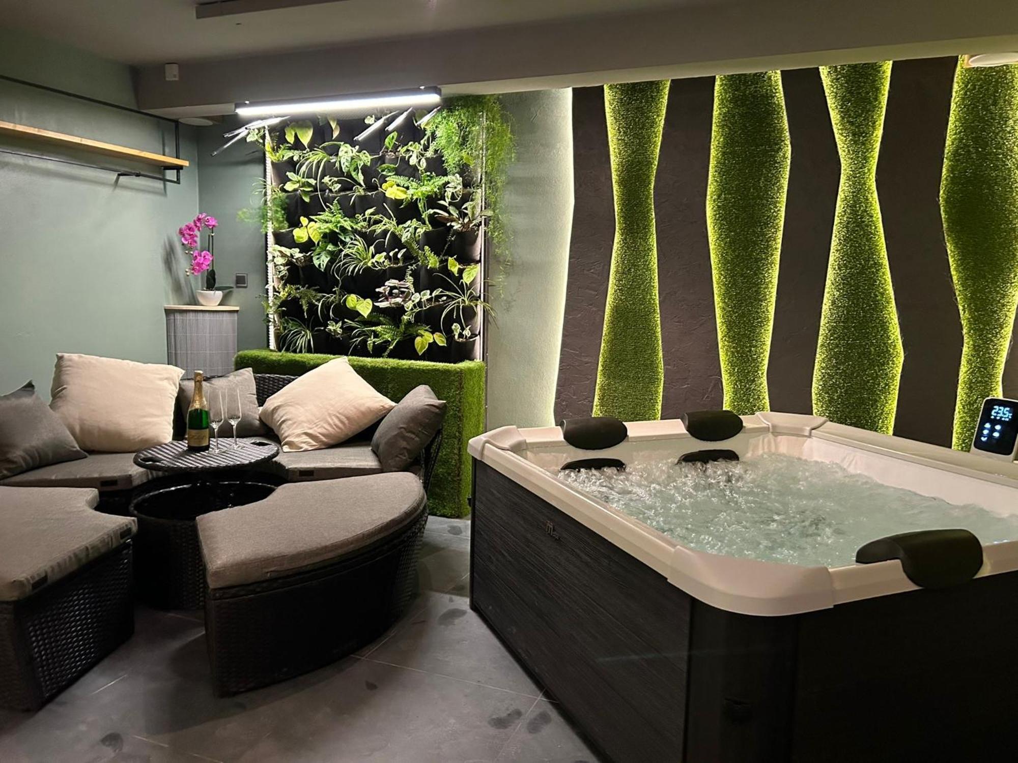 Leo Apartment Suite & Private Spa Zone - Old City Bratislava Bagian luar foto