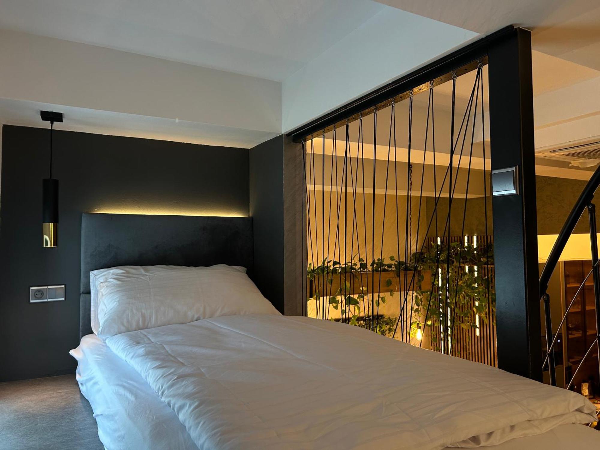 Leo Apartment Suite & Private Spa Zone - Old City Bratislava Bagian luar foto