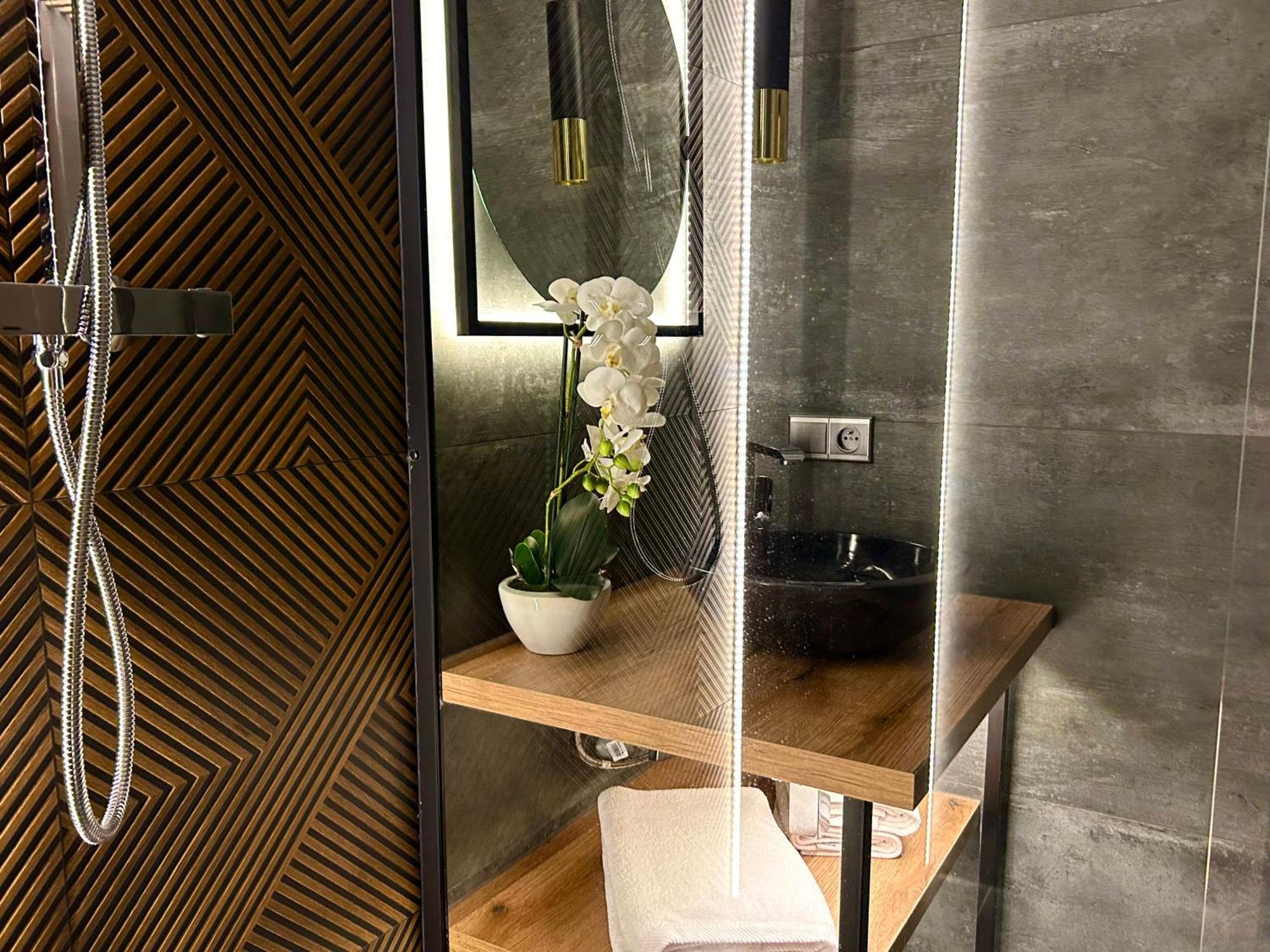 Leo Apartment Suite & Private Spa Zone - Old City Bratislava Bagian luar foto