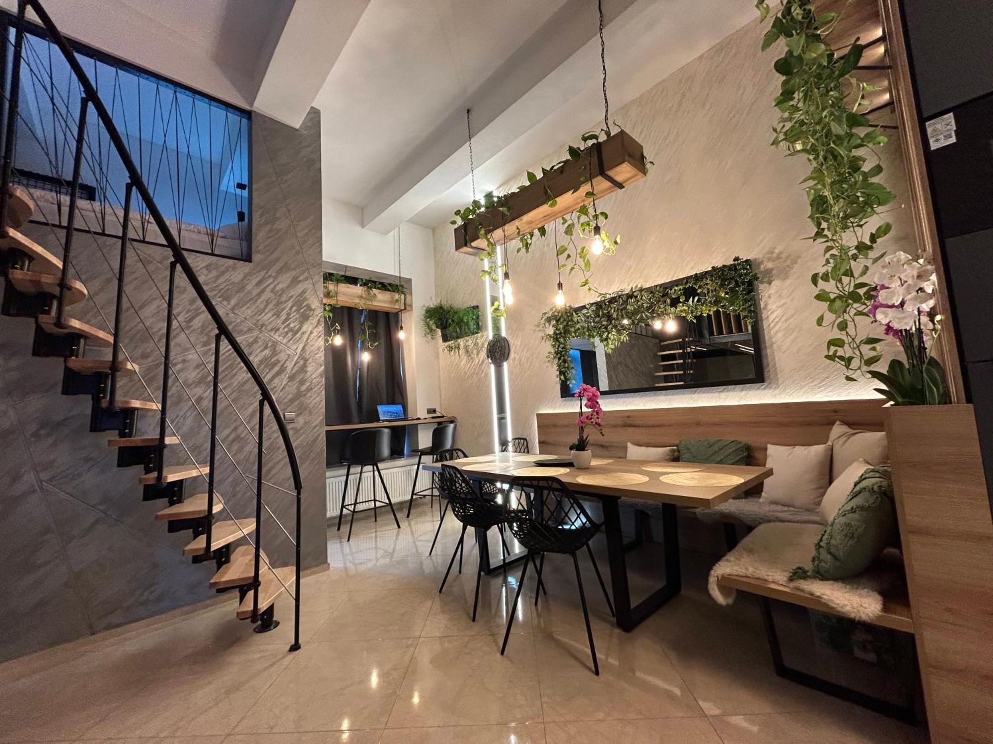 Leo Apartment Suite & Private Spa Zone - Old City Bratislava Bagian luar foto