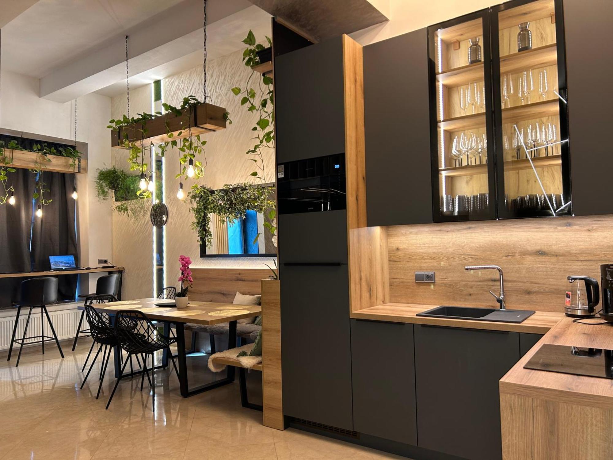 Leo Apartment Suite & Private Spa Zone - Old City Bratislava Bagian luar foto