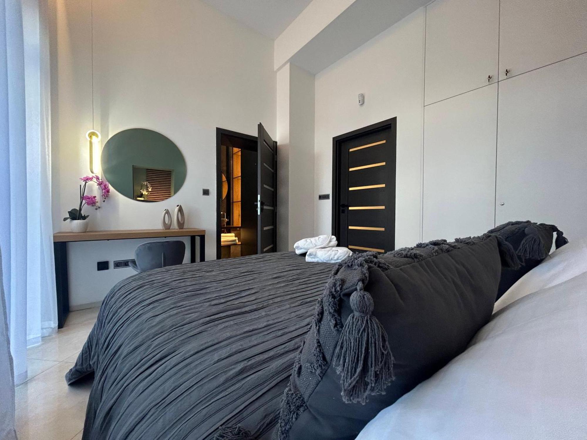 Leo Apartment Suite & Private Spa Zone - Old City Bratislava Bagian luar foto
