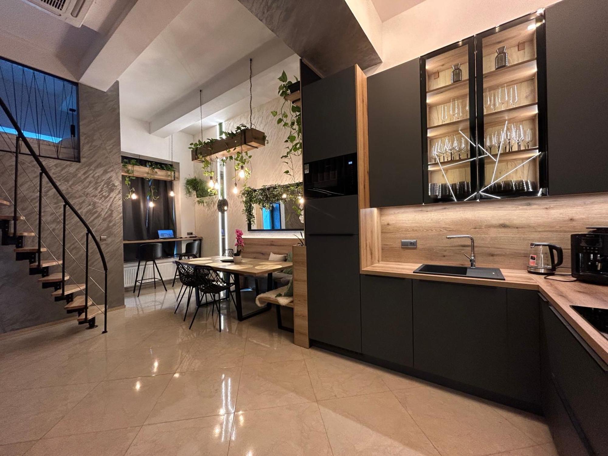 Leo Apartment Suite & Private Spa Zone - Old City Bratislava Bagian luar foto