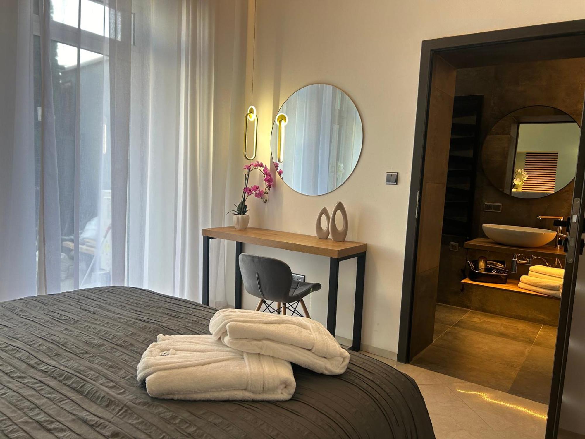 Leo Apartment Suite & Private Spa Zone - Old City Bratislava Bagian luar foto