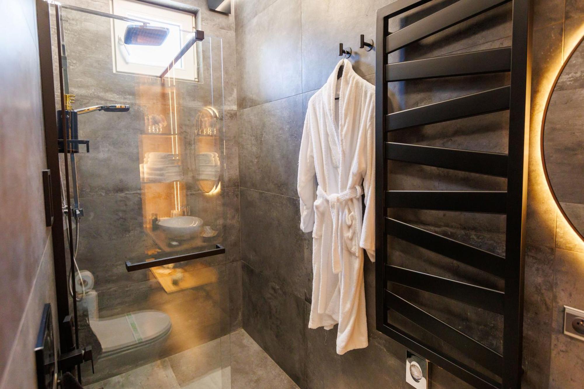 Leo Apartment Suite & Private Spa Zone - Old City Bratislava Bagian luar foto