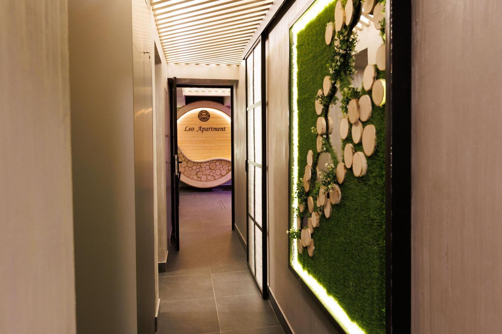 Leo Apartment Suite & Private Spa Zone - Old City Bratislava Bagian luar foto