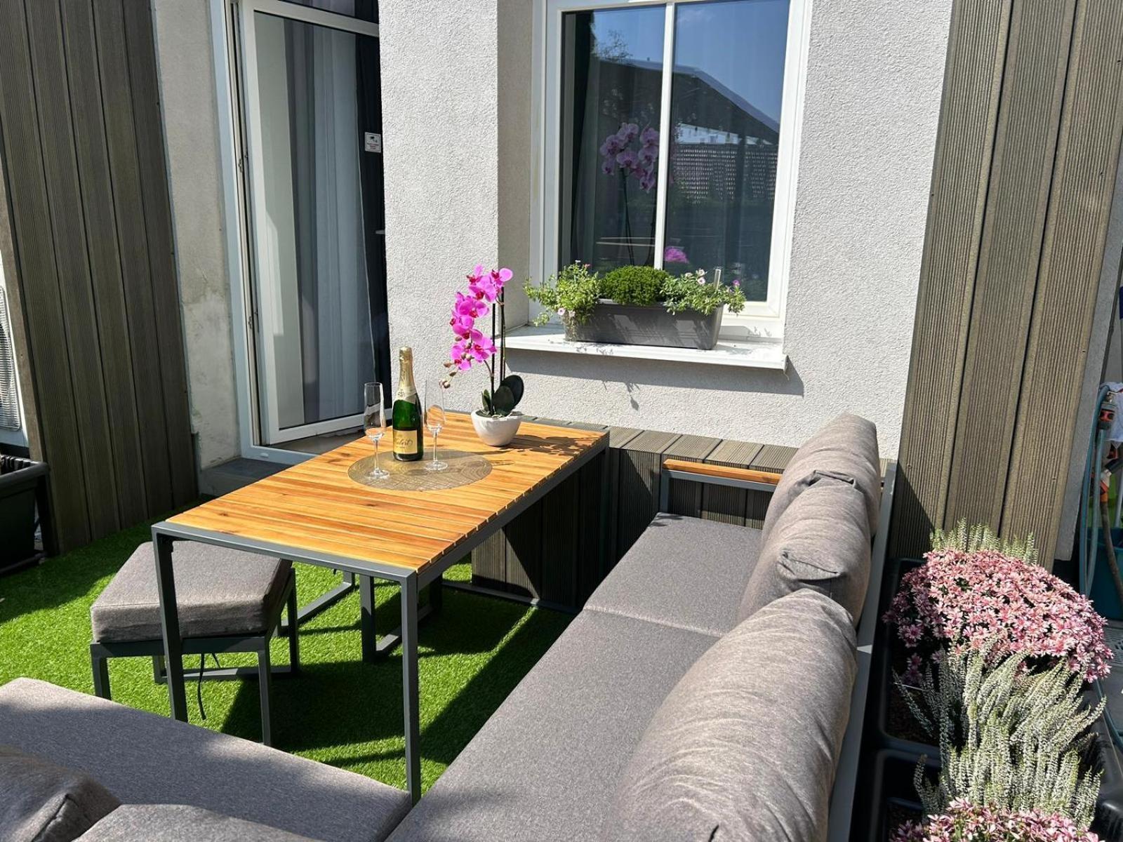 Leo Apartment Suite & Private Spa Zone - Old City Bratislava Bagian luar foto