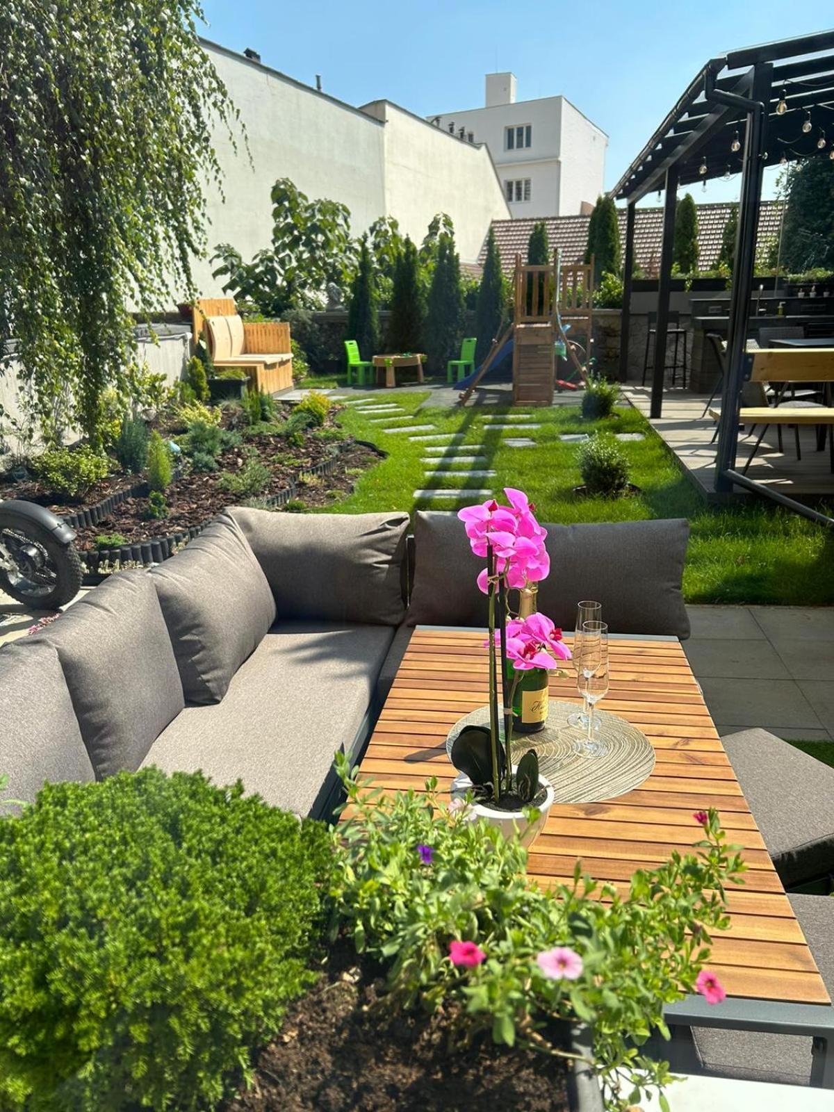 Leo Apartment Suite & Private Spa Zone - Old City Bratislava Bagian luar foto