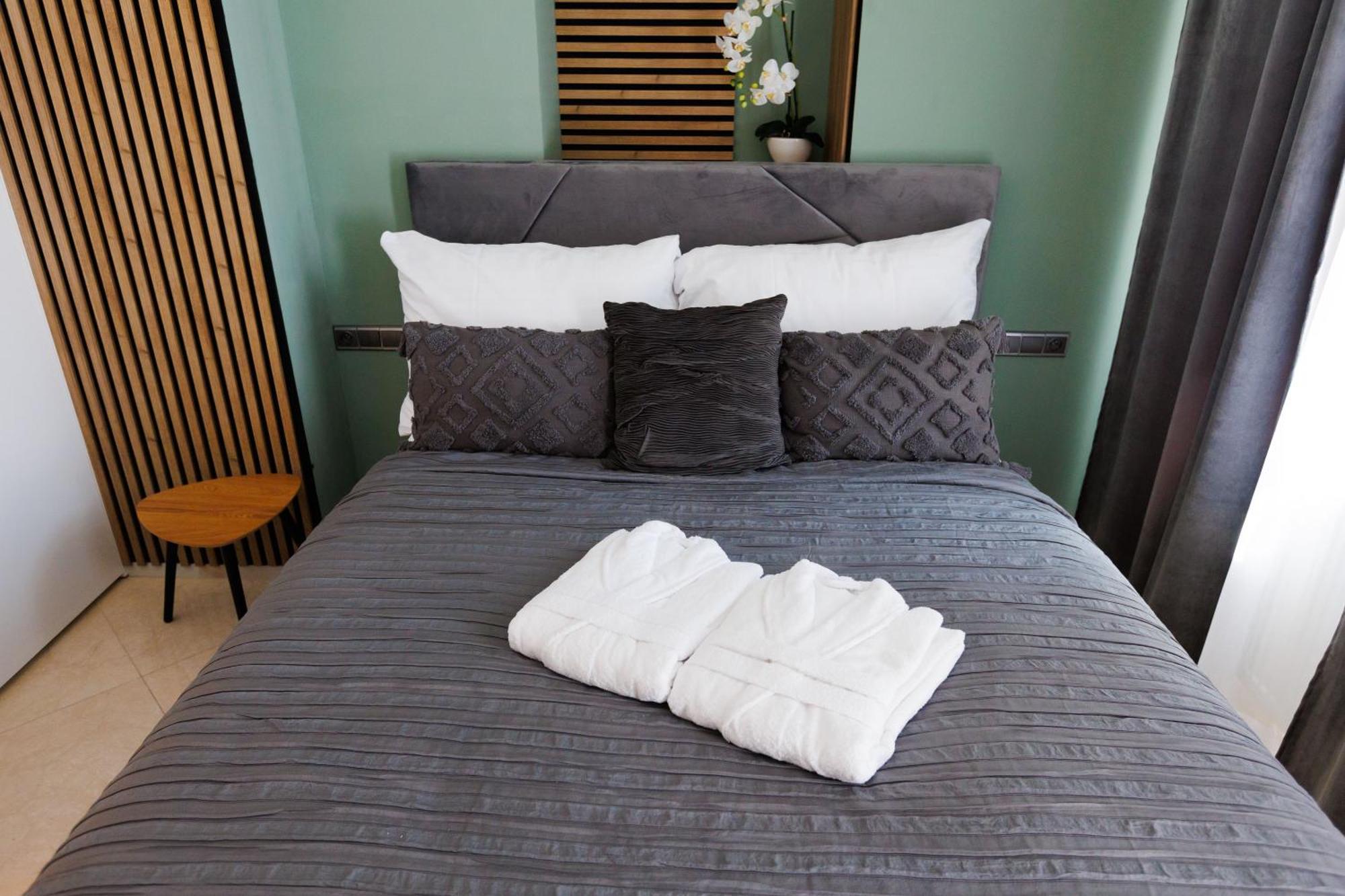 Leo Apartment Suite & Private Spa Zone - Old City Bratislava Bagian luar foto