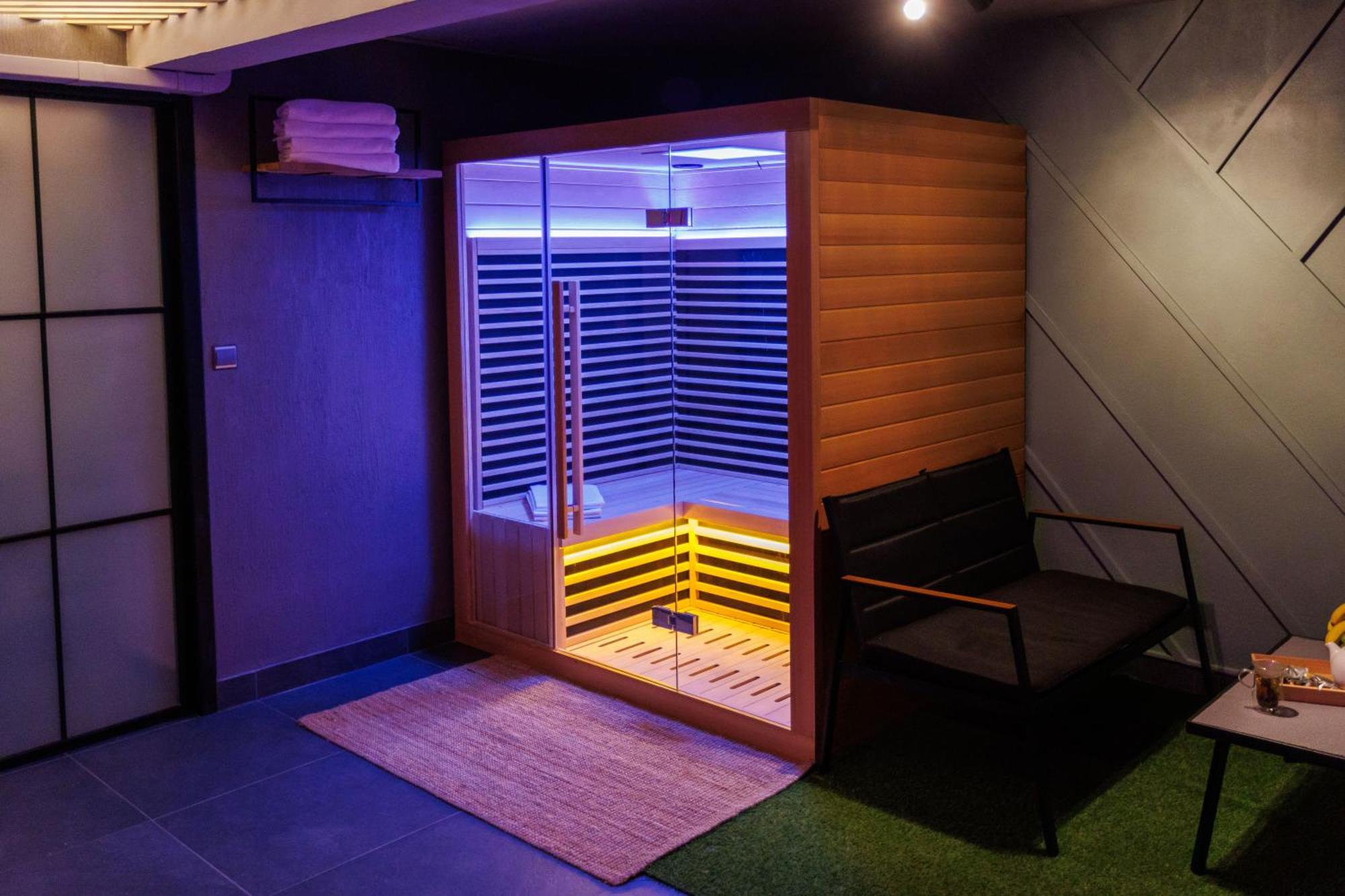Leo Apartment Suite & Private Spa Zone - Old City Bratislava Bagian luar foto