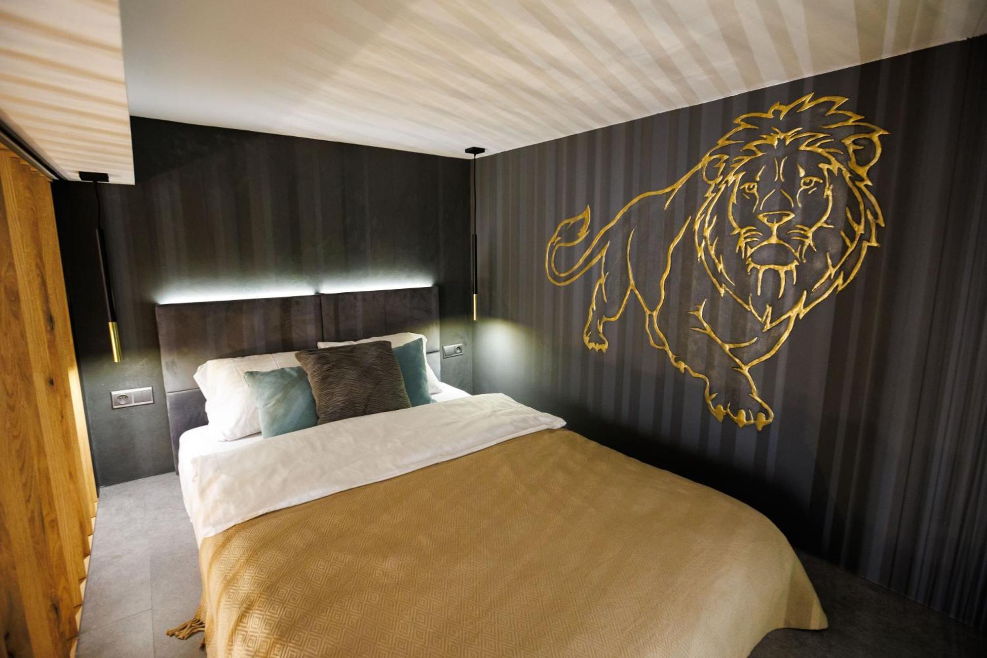 Leo Apartment Suite & Private Spa Zone - Old City Bratislava Bagian luar foto