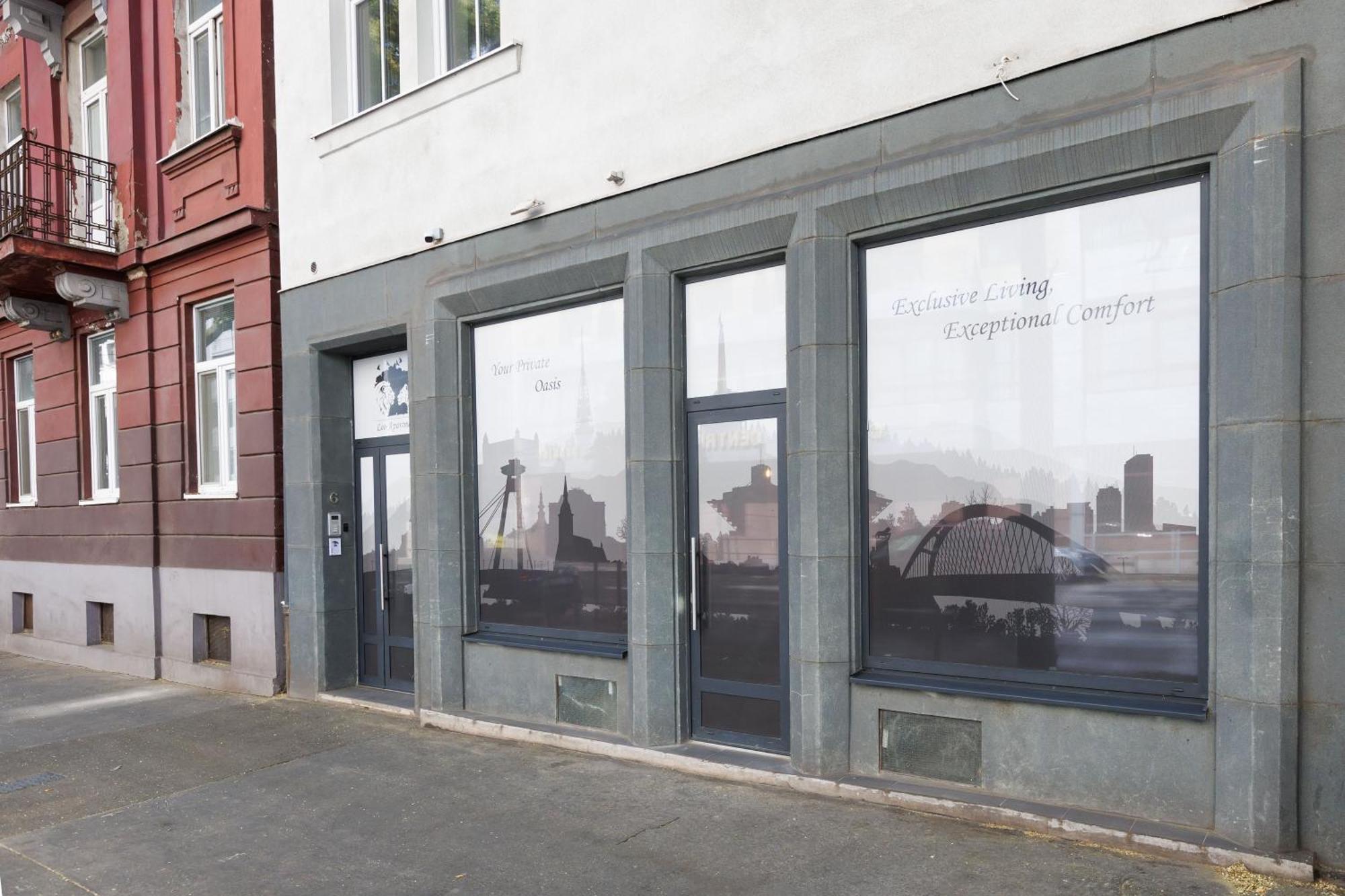 Leo Apartment Suite & Private Spa Zone - Old City Bratislava Bagian luar foto