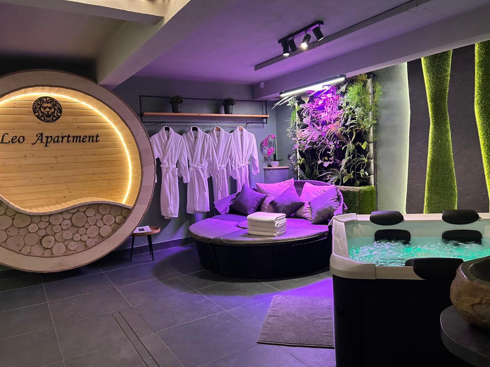 Leo Apartment Suite & Private Spa Zone - Old City Bratislava Bagian luar foto